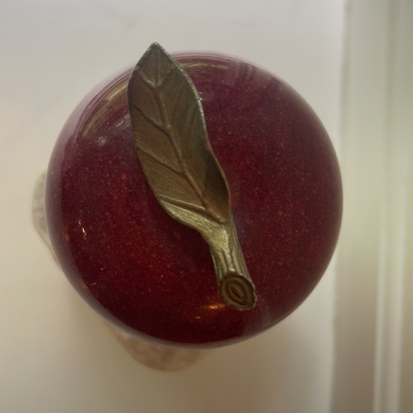 Red Marble Apple 🍎 Snow White - Picture 5 of 8